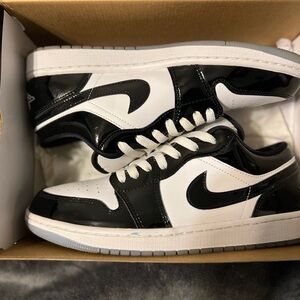 Nike Men's Classic Black and White Sneakers